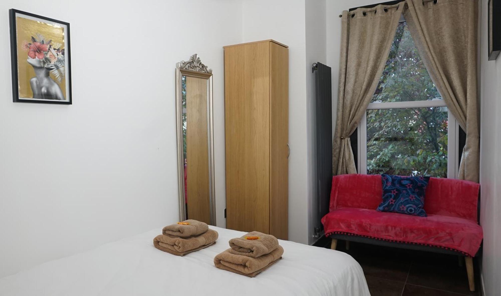 Beautiful London Home Sleeps 6, 2 Minutes To Metro Exterior photo